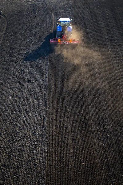 Sonbahar sezonu bir arazi hazırlığı mekanik havadan görünümü