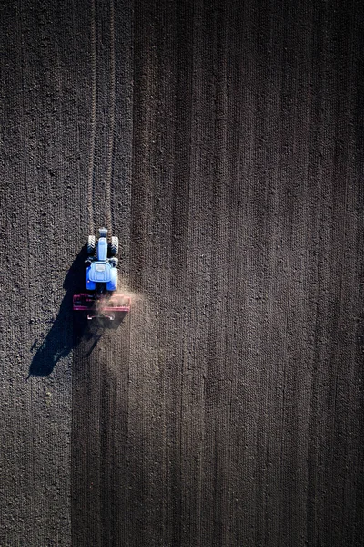Sonbahar sezonu bir arazi hazırlığı mekanik havadan görünümü