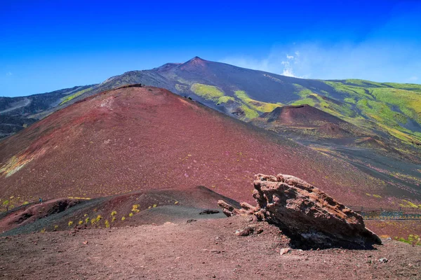 火山エトナ山 イタリアのヨーロッパの色の斜面のビュー — ストック写真