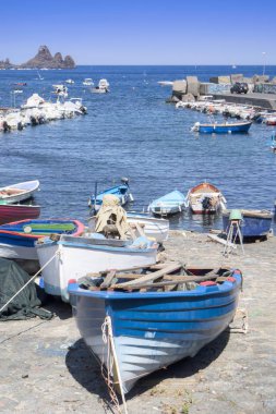 Görünümü, küçük liman, Aci Reale Sicilya İtalya