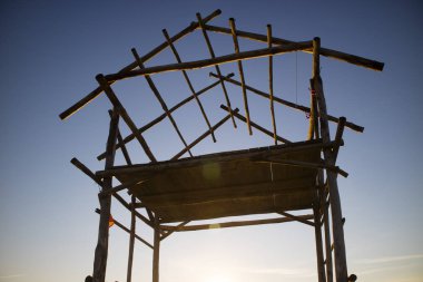 Bir günlük kabin inşaatı için temel unsurları olan ahşap