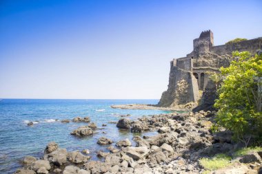 Antik ve tarihi kale Sicilya İtalya üzerinde Aci Castello sahil görünümü