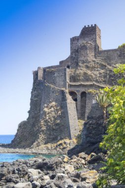 Antik ve tarihi kale Sicilya İtalya üzerinde Aci Castello sahil görünümü