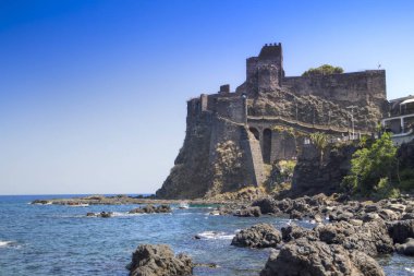 Antik ve tarihi kale Sicilya İtalya üzerinde Aci Castello sahil görünümü