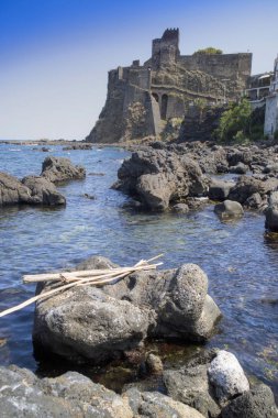 Antik ve tarihi kale Sicilya İtalya üzerinde Aci Castello sahil görünümü