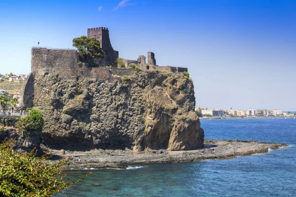 Antik Tarihi Kale Sicilya Talya Üzerinde Aci Castello Sahil Görünümü — Stok fotoğraf