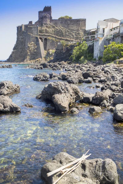 Antik Tarihi Kale Sicilya Talya Üzerinde Aci Castello Sahil Görünümü — Stok fotoğraf