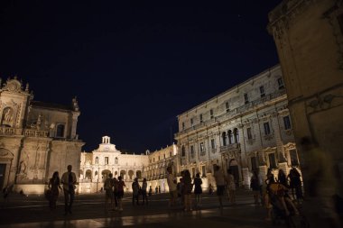 Lecce Puglia İtalya Piazza del Duomo gece görünümü