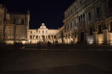 Lecce Puglia İtalya Piazza del Duomo gece görünümü