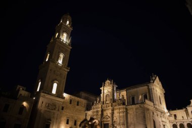 Lecce Puglia İtalya Piazza del Duomo gece görünümü