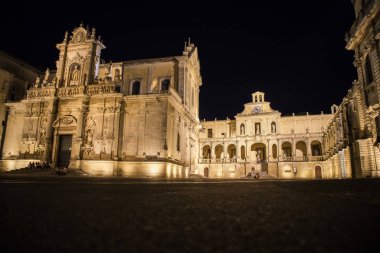Lecce Puglia İtalya Piazza del Duomo gece görünümü