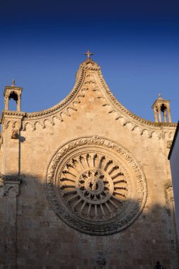 Ostuni Başpiskoposluğunu günbatımında beyaz city göster