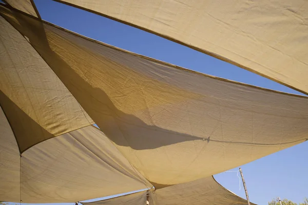 斜めカーテンの使用で日光から保護されたポイント — ストック写真