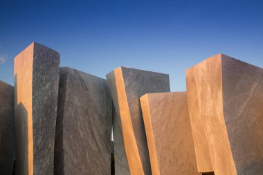 Gün batımında mermer bloklar