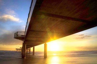 İskele altından göster