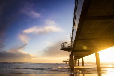 İskele altından göster