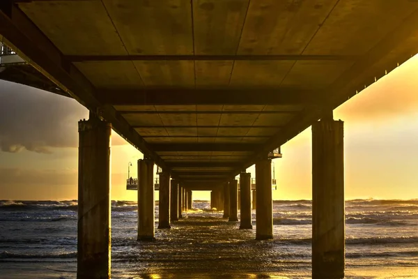 Kijk onder de pier — Stockfoto