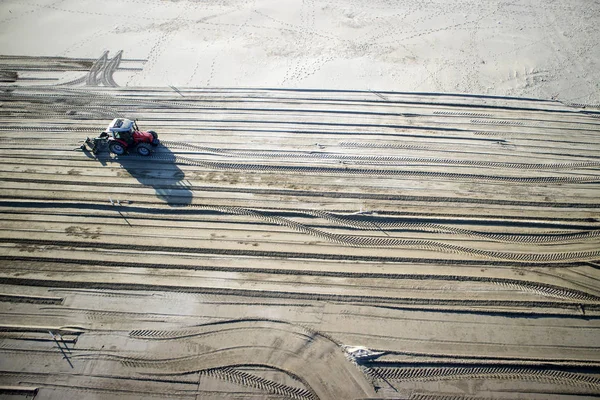 Versilia arbetar för att återställa stranden — Stockfoto