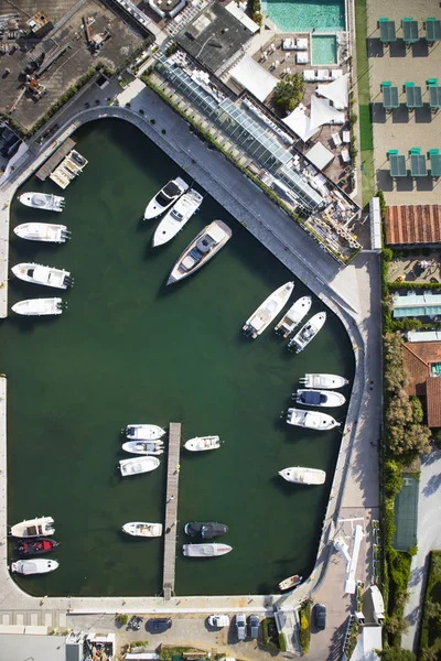 Pequeño puerto visto desde arriba — Foto de Stock