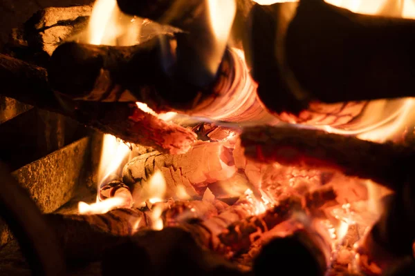 La combustione rossa del legno — Foto Stock