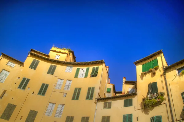 Piazza van het amfitheater van Lucca — Stockfoto