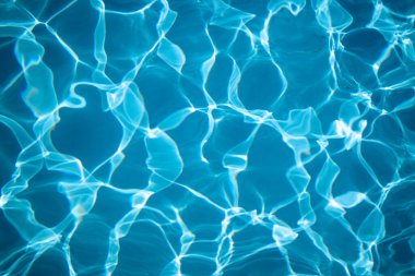 Yüzme havuzunda mavi alçılı güneş ışığının yansıması.