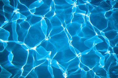 Yüzme havuzunda mavi alçılı güneş ışığının yansıması.