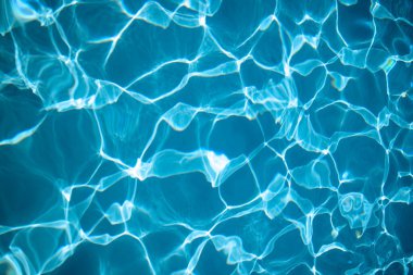Yüzme havuzunda mavi alçılı güneş ışığının yansıması.