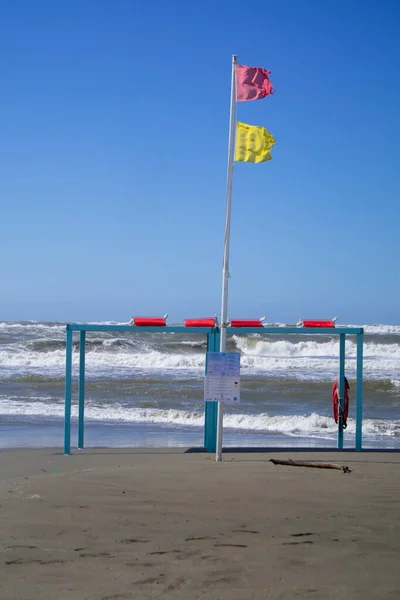 Bandiere Gialle Rosse Evidenziare Pericolo Mare Sulla Spiaggia Viareggio Toscana — Foto Stock