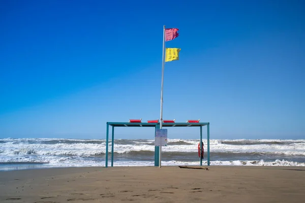 Bandeiras Amarelas Vermelhas Para Destacar Perigo Mar Praia Viareggio Toscana — Fotografia de Stock