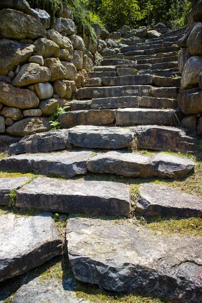 Antigua Escalera Piedra Formada Por Grandes Escalones Forma Irregular — Foto de Stock