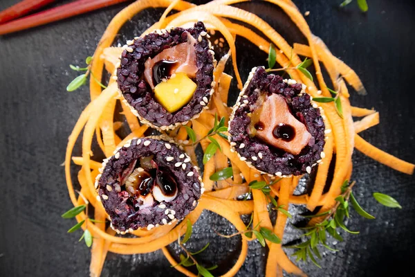 Presentation Serving Black Rice Sushi Bed Carrots — Stock Photo, Image