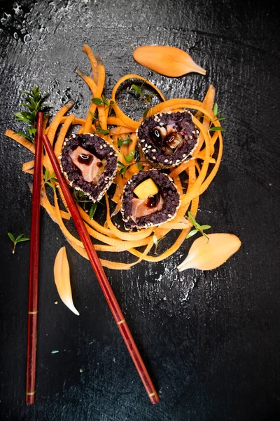 Prezentacja Porcji Sushi Czarnego Ryżu Łóżku Marchwi — Zdjęcie stockowe