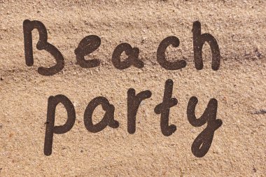 Plaj partisi metin elle çizilmiş bir deniz kum