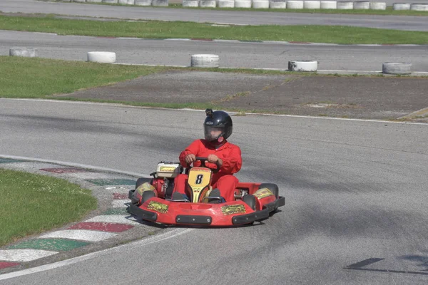 Cervia, İtalya - 18 Mayıs 2018: Unieuro, büyük İtalyan elektronik perakende şirketi bir karting Yarışması'nda Happy Valley Kart parça Cervia içinde düzenler. 60'tan fazla pilotlar birbirlerine meydan. Brambilla Simone canlı haber fotoğrafçı