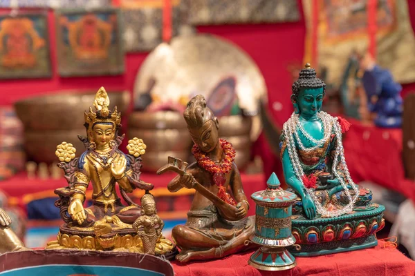 Három Különböző Szobrok Ábrázoló Buddha Etnikai Piacon Kép Vízszintes — Stock Fotó