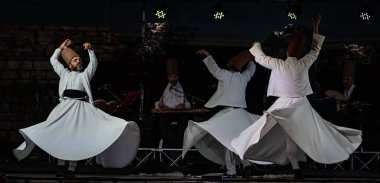 Türk Sema dansçı ya da Tasavvuf Sema dansçılar (dönen derviş) Mevlevi sema Lo Spirito Del Pianeta Festivali'nde, gerçekleştirme