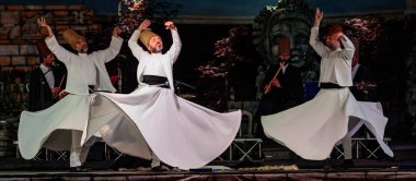 Türk Sema dansçı ya da Tasavvuf Sema dansçılar (dönen derviş) Mevlevi sema Lo Spirito Del Pianeta Festivali'nde, gerçekleştirme