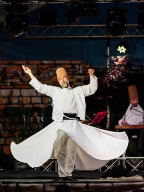 Türk Sema dansçı ya da Tasavvuf Sema dansçılar (dönen derviş) Mevlevi sema Lo Spirito Del Pianeta Festivali'nde, gerçekleştirme