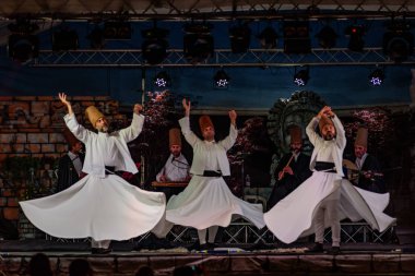 Türk Sema dansçı ya da Tasavvuf Sema dansçılar (dönen derviş) Mevlevi sema Lo Spirito Del Pianeta Festivali'nde, gerçekleştirme
