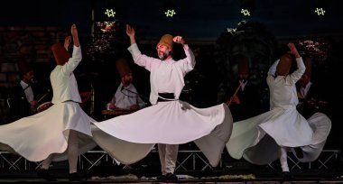 Türk Sema dansçı ya da Tasavvuf Sema dansçılar (dönen derviş) Mevlevi sema Lo Spirito Del Pianeta Festivali'nde, gerçekleştirme