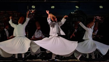 Türk Sema dansçı ya da Tasavvuf Sema dansçılar (dönen derviş) Mevlevi sema Lo Spirito Del Pianeta Festivali'nde, gerçekleştirme