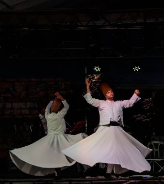 Türk Sema dansçı ya da Tasavvuf Sema dansçılar (dönen derviş) Mevlevi sema Lo Spirito Del Pianeta Festivali'nde, gerçekleştirme
