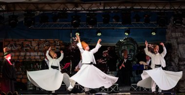 Türk Sema dansçı ya da Tasavvuf Sema dansçılar (dönen derviş) Mevlevi sema Lo Spirito Del Pianeta Festivali'nde, gerçekleştirme