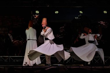Türk Sema dansçı ya da Tasavvuf Sema dansçılar (dönen derviş) Mevlevi sema Lo Spirito Del Pianeta Festivali'nde, gerçekleştirme