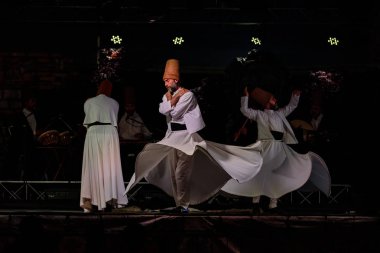 Türk Sema dansçı ya da Tasavvuf Sema dansçılar (dönen derviş) Mevlevi sema Lo Spirito Del Pianeta Festivali'nde, gerçekleştirme