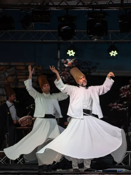 Türk Sema dansçı ya da Tasavvuf Sema dansçılar (dönen derviş) Mevlevi sema Lo Spirito Del Pianeta Festivali'nde, gerçekleştirme