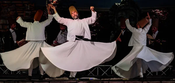 Türk Sema dansçı ya da Tasavvuf Sema dansçılar (dönen derviş) Mevlevi sema Lo Spirito Del Pianeta Festivali'nde, gerçekleştirme