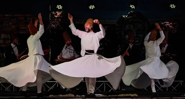 Les Danseurs Tourbillonnants Turcs Les Danseurs Tourbillonnants Soufis Interprétant Sema — Photo