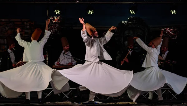 Les Danseurs Tourbillonnants Turcs Les Danseurs Tourbillonnants Soufis Interprétant Sema — Photo